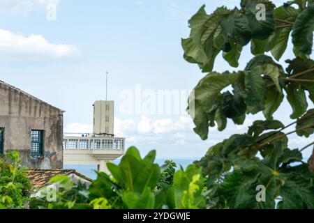 Salvador, Bahia, Brésil - 12 octobre 2024 : vue depuis le sommet de l'ascenseur Lacerda situé dans le quartier commercial de la ville de Salvador, Bahi Banque D'Images