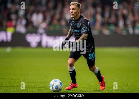 Brême, Allemagne. 26 octobre 2024. BRÊME, ALLEMAGNE - OCTOBRE 26 : Alejandro Grimaldo de Bayer 04 Leverkusen court avec le ballon pendant le 1. Match de Bundesliga entre le SV Werder Brême et le Bayer 04 Leverkusen au Weserstadion le 26 octobre 2024 à Brême, Allemagne. (Photo par Andre Weening/Orange Pictures) crédit : Orange pics BV/Alamy Live News Banque D'Images