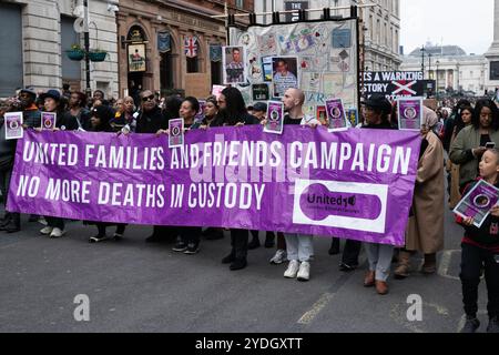 Londres, Royaume-Uni. 26 octobre 2024. Les partisans de la United Families and Friends Campaign (UFFC) organisent le 25e rassemblement annuel et procession, de Trafalgar Square à Whitehall, pour protester contre les morts aux mains de l'État et commémorer les victimes perdues par la violence de l'État. Crédit : Ron Fassbender/Alamy Live News Banque D'Images