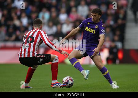 Mark Harris d'Oxford United affronte Chris Mepham de Sunderland lors du Sky Bet Championship match entre Sunderland et Oxford United au Stadium of Light de Sunderland le samedi 26 octobre 2024. (Photo : Michael Driver | mi News) crédit : MI News & Sport /Alamy Live News Banque D'Images