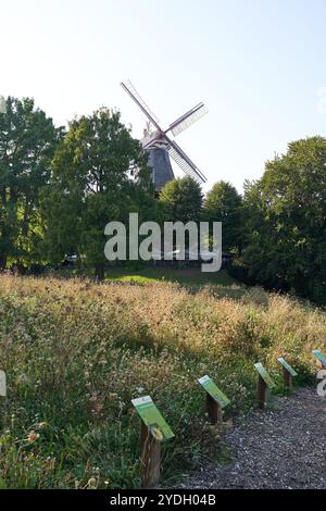 Brême, Allemagne - 1 septembre 2024 - un moulin à vent du 18ème siècle dans un parc par une journée d'été ensoleillée Banque D'Images