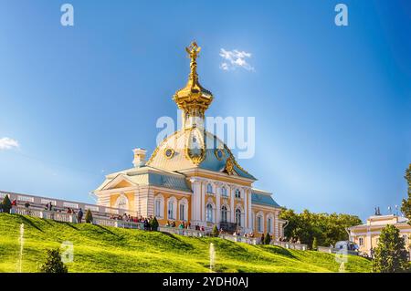 PETERHOF, RUSSIE - AOÛT 28 : vue sur le palais et les jardins de Peterhof, Russie, le 28 août 2016. Le complexe Peterhof Palace and Gardens est reconnz Banque D'Images