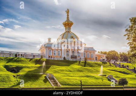 PETERHOF, RUSSIE - AOÛT 28 : vue sur le palais et les jardins de Peterhof, Russie, le 28 août 2016. Le complexe Peterhof Palace and Gardens est reconnz Banque D'Images