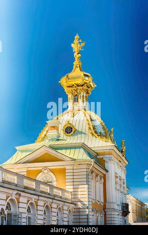 PETERHOF, RUSSIE - AOÛT 28 : vue sur le palais et les jardins de Peterhof, Russie, le 28 août 2016. Le complexe Peterhof Palace and Gardens est reconnz Banque D'Images