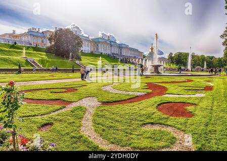 PETERHOF, RUSSIE - AOÛT 28 : vue sur le palais et les jardins de Peterhof, Russie, le 28 août 2016. Le complexe Peterhof Palace and Gardens est reconnz Banque D'Images