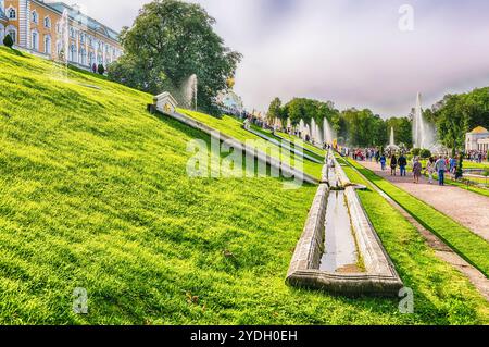 PETERHOF, RUSSIE - AOÛT 28 : vue sur le palais et les jardins de Peterhof, Russie, le 28 août 2016. Le complexe Peterhof Palace and Gardens est reconnz Banque D'Images