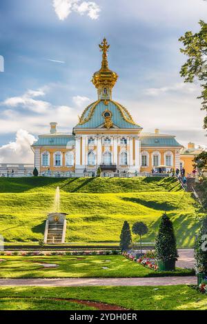 PETERHOF, RUSSIE - AOÛT 28 : vue sur le palais et les jardins de Peterhof, Russie, le 28 août 2016. Le complexe Peterhof Palace and Gardens est reconnz Banque D'Images