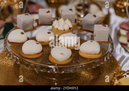 Exquise présentation d'élégantes confections en forme de cœur sur un plateau en verre. Banque D'Images