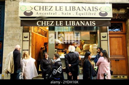 PARIS, FRANCE - 30 SEPTEMBRE 2017 : les gens qui attendent leurs sandwichs sont préparés dans un restaurant libanais très populaire du quartier Latin. Banque D'Images