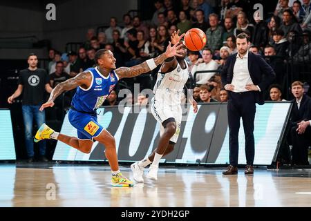 Charles Callison (Syntainics MBC, #23) und Osaro Rich (Veolia Towers Hamburg, #03) beim Kampf um den Ball, GER, Veolia Towers Hamburg vs Syntainics MBC, Basketball, Bundesliga, Spieltag 6, saison 2024/2025, 26.10.2024 Foto : Eibner-Pressefoto/Max Vincen Banque D'Images