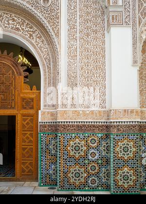 Ben Youssef Madrasa détail de la cour, Marrakech Banque D'Images