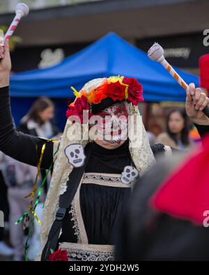 Birmingham, Royaume-Uni. 26 octobre 2024. Halloween arrive tôt dans le centre-ville de Solihull, dans le cadre de l'événement annuel Spooktacular des villes, un festival gratuit de personnages de cosplay, y compris des trolls et des danseurs zombies, qui se rassemblent pour effrayer et divertir la foule. Crédit : Tony Nolan/Alamy Live News Banque D'Images