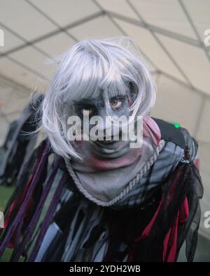 Birmingham, Royaume-Uni. 26 octobre 2024. Halloween arrive tôt dans le centre-ville de Solihull, dans le cadre de l'événement annuel Spooktacular des villes, un festival gratuit de personnages de cosplay, y compris des trolls et des danseurs zombies, qui se rassemblent pour effrayer et divertir la foule. Crédit : Tony Nolan/Alamy Live News Banque D'Images