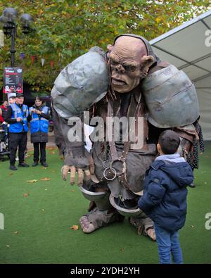 Birmingham, Royaume-Uni. 26 octobre 2024. Halloween arrive tôt dans le centre-ville de Solihull, dans le cadre de l'événement annuel Spooktacular des villes, un festival gratuit de personnages de cosplay, y compris des trolls et des danseurs zombies, qui se rassemblent pour effrayer et divertir la foule. Crédit : Tony Nolan/Alamy Live News Banque D'Images