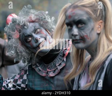 Birmingham, Royaume-Uni. 26 octobre 2024. Halloween arrive tôt dans le centre-ville de Solihull, dans le cadre de l'événement annuel Spooktacular des villes, un festival gratuit de personnages de cosplay, y compris des trolls et des danseurs zombies, qui se rassemblent pour effrayer et divertir la foule. Crédit : Tony Nolan/Alamy Live News Banque D'Images