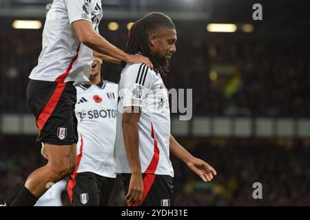 Liverpool, Royaume-Uni. 26 octobre 2024. Célébration silencieuse de la part du milieu de terrain de Fulham Alex Iwobi (17 ans) qui a marqué le premier but de son équipe contre son ancien club en 1-0 lors du match Everton FC contre Fulham FC English premier League à Goodison Park, Liverpool, Angleterre, Royaume-Uni le 26 octobre 2024 crédit : Every second Media/Alamy Live News Banque D'Images