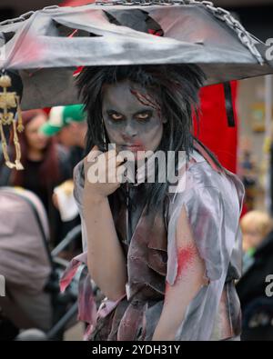 Birmingham, Royaume-Uni. 26 octobre 2024. Halloween arrive tôt dans le centre-ville de Solihull, dans le cadre de l'événement annuel Spooktacular des villes, un festival gratuit de personnages de cosplay, y compris des trolls et des danseurs zombies, qui se rassemblent pour effrayer et divertir la foule. Crédit : Tony Nolan/Alamy Live News Banque D'Images