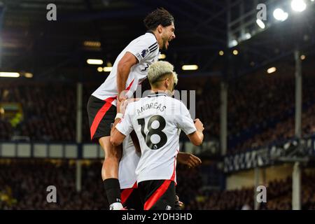 Liverpool, Royaume-Uni. 26 octobre 2024. L'attaquant de Fulham Raul Jimenez (7) célèbre le milieu de terrain de Fulham Alex Iwobi (17) premier but du match avec le milieu de terrain de Fulham Andreas Pereira (18) 1-0 lors du match Everton FC - Fulham FC English premier League à Goodison Park, Liverpool, Angleterre, Royaume-Uni le 26 octobre 2024 crédit : Every second Media/Alamy Live News Banque D'Images
