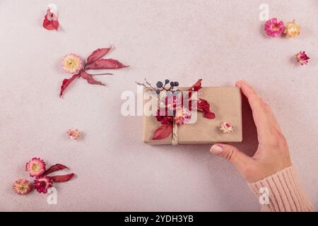 Procédé d'emballage et de décoration de cadeaux avec des fleurs séchées Banque D'Images