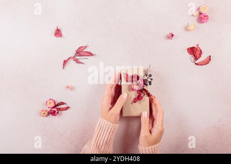 Procédé d'emballage et de décoration de cadeaux avec des fleurs séchées Banque D'Images