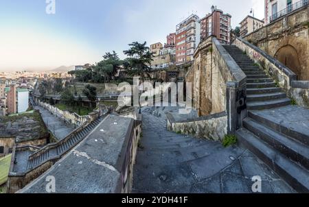 Vue panoramique sur les escaliers Montesanto. Naples Banque D'Images