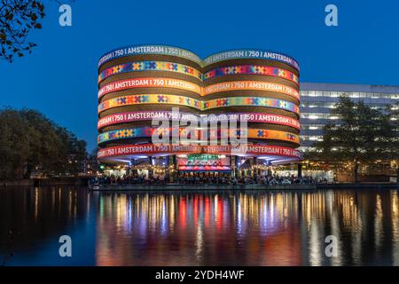 Amsterdam, pays-Bas, 25.10.2024, soirée au Waterkant, Canalside Bar magnifiquement décoré pour la célébration du 750ème anniversaire d'Amsterdam Banque D'Images