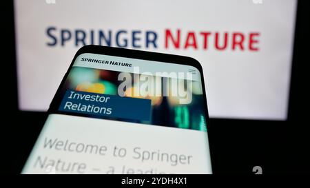 Téléphone portable avec site Web de la société d'édition académique Springer nature sur l'écran devant le logo de l'entreprise. Concentrez-vous sur le coin supérieur gauche de l'écran du téléphone. Banque D'Images