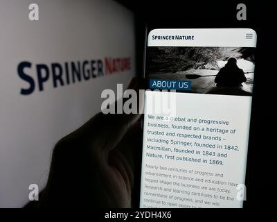 Personne tenant le smartphone avec la page Web de la société d'édition académique Springer nature sur l'écran avec logo. Concentrez-vous sur le centre de l'écran du téléphone. Banque D'Images