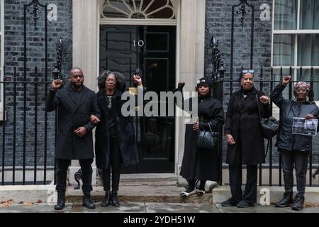 Londres Royaume-Uni 26 octobre 2024 lettre du Deiver de la United Families and Friends Campaign (UFFC) à Keir Starmer au 10 Downing Street. Elle intervient après que les familles de personnes décédées en garde à vue aient remis une note manuscrite à Sir Keir Starmer et disaient qu’elles voulaient rappeler au premier ministre « le droit de chacun à la vie ». Banque D'Images