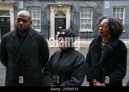 Londres Royaume-Uni 26 octobre 2024 Lee Lawrence, Sheeda Queen et Marcia Rigg de la United Families and Friends Campaign (UFFC) lettre du plongeur à Keir Starmer au 10 Downing Street. Elle intervient après que les familles de personnes décédées en garde à vue aient remis une note manuscrite à Sir Keir Starmer et disaient qu’elles voulaient rappeler au premier ministre « le droit de chacun à la vie ». Banque D'Images