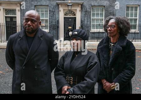 Londres Royaume-Uni 26 octobre 2024 Lee Lawrence, Sheeda Queen et Marcia Rigg de la United Families and Friends Campaign (UFFC) lettre du plongeur à Keir Starmer au 10 Downing Street. Elle intervient après que les familles de personnes décédées en garde à vue aient remis une note manuscrite à Sir Keir Starmer et disaient qu’elles voulaient rappeler au premier ministre « le droit de chacun à la vie ». Banque D'Images