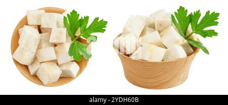 Racine de céleri fraîche avec feuille dans un bol en bois isolé sur fond blanc. Vue de dessus. Pose à plat. Banque D'Images