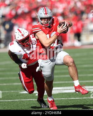 Columbus, États-Unis. 26 octobre 2024. Le quarterback des Buckeyes de l'État de l'Ohio Will Howard (18) s'éloigne des Cornhuskers du Nebraska Rex Guthrie (48) en première mi-temps à Columbus, Ohio, le samedi 26 octobre 2024. Photo de Aaron Josefczyk/UPI crédit : UPI/Alamy Live News Banque D'Images