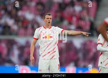 Leipzig, Allemagne. 26 octobre 2024. Lukas Klostermann de Leipzig gestes pendant le 1. Bundesliga match 8 entre RB Leipzig - Freiburg au Red Bull Arena, Leipzig, Allemagne. Crédit : Ulrik Pedersen/Alamy Banque D'Images