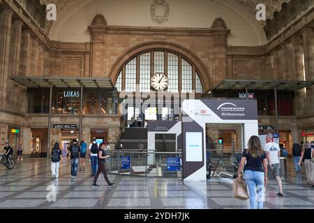 Leipzig, Allemagne - 2 septembre 2024 - la gare centrale. Salle de train avec magasins sur deux étages. Banque D'Images