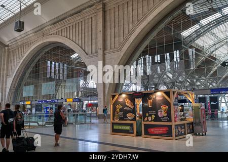 Leipzig, Allemagne - 2 septembre 2024 - la gare centrale. Salle de train avec magasins sur deux étages. Banque D'Images