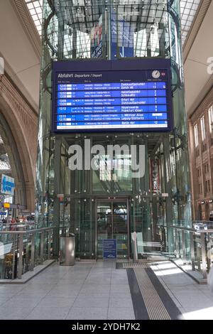 Leipzig, Allemagne - 2 septembre 2024 - la gare centrale. Salle de train avec magasins sur deux étages. Banque D'Images