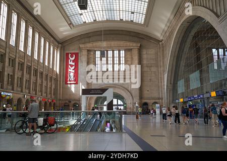 Leipzig, Allemagne - 2 septembre 2024 - la gare centrale. Salle de train avec magasins sur deux étages. Banque D'Images