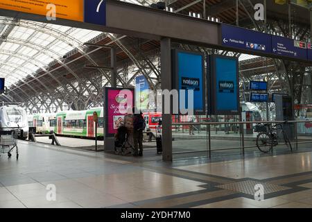 Leipzig, Allemagne - 2 septembre 2024 - la gare centrale. Salle de train avec magasins sur deux étages. Banque D'Images