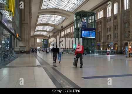 Leipzig, Allemagne - 2 septembre 2024 - la gare centrale. Salle de train avec magasins sur deux étages. Banque D'Images