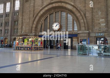 Leipzig, Allemagne - 2 septembre 2024 - la gare centrale. Salle de train avec magasins sur deux étages. Banque D'Images