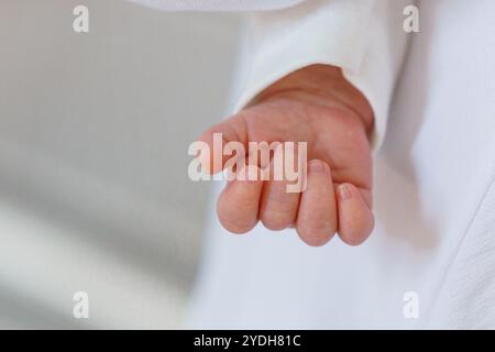 Moment tendre : gros plan de la main d'un bébé qui tend la main. Banque D'Images