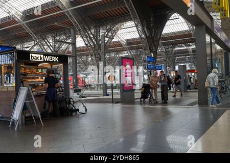 Leipzig, Allemagne - 2 septembre 2024 - la gare centrale. Salle de train avec magasins sur deux étages. Banque D'Images