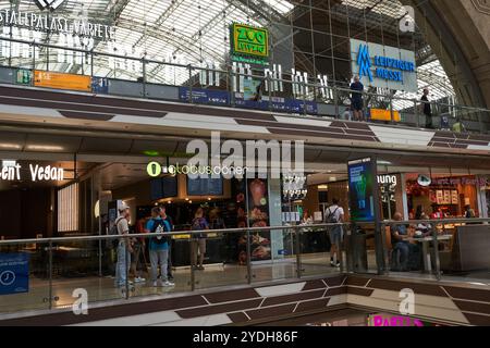 Leipzig, Allemagne - 2 septembre 2024 - la gare centrale. Salle de train avec magasins sur deux étages. Banque D'Images