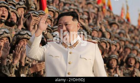 KIM JONG un Guide suprême de la Corée du Nord lors d'un rassemblement militaire en 2004. Photo : KCNA Banque D'Images