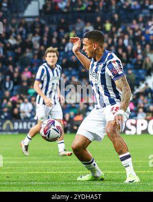 #18, Karlan Grant de la WBA en action alors qu'il contrôle le ballon lors du Sky Bet Championship match entre West Bromwich Albion et Cardiff City aux Hawthorns, West Bromwich le samedi 26 octobre 2024. (Photo : Stuart Leggett | mi News) crédit : MI News & Sport /Alamy Live News Banque D'Images