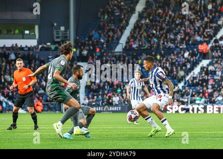 #18, Karlan Grant de la WBA en action alors qu'il contrôle le ballon lors du Sky Bet Championship match entre West Bromwich Albion et Cardiff City aux Hawthorns, West Bromwich le samedi 26 octobre 2024. (Photo : Stuart Leggett | mi News) crédit : MI News & Sport /Alamy Live News Banque D'Images