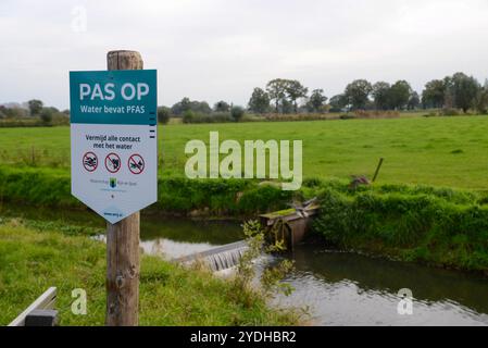 Avertissement PFAS dans un fossé à Gelderland, Hollande Banque D'Images