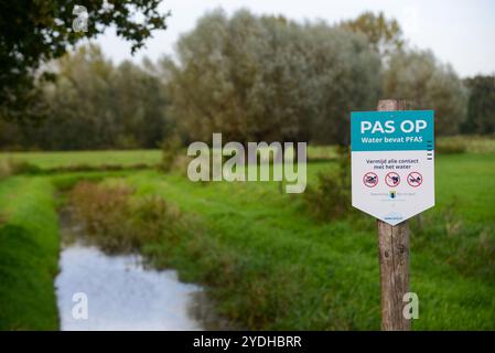 Avertissement PFAS dans un fossé à Gelderland, Hollande Banque D'Images