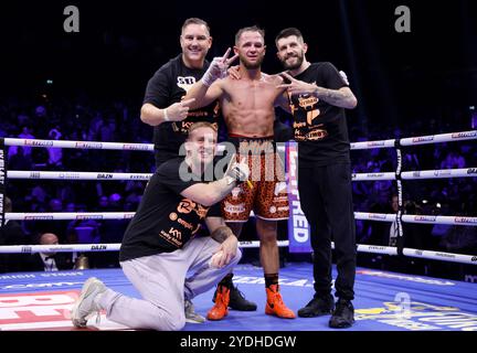 James Flint célèbre la victoire d'un combat ultra-léger à l'arène Co-op Live de Manchester. Date de la photo : samedi 26 octobre 2024. Banque D'Images